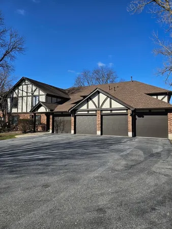 $279,000 | 8254 Chestnut Drive, Unit 41D, Palos Hills, IL 60465