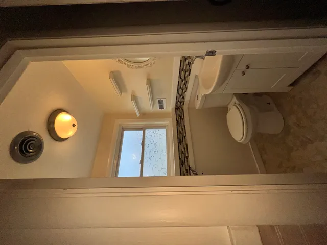 a view of entryway and kitchen