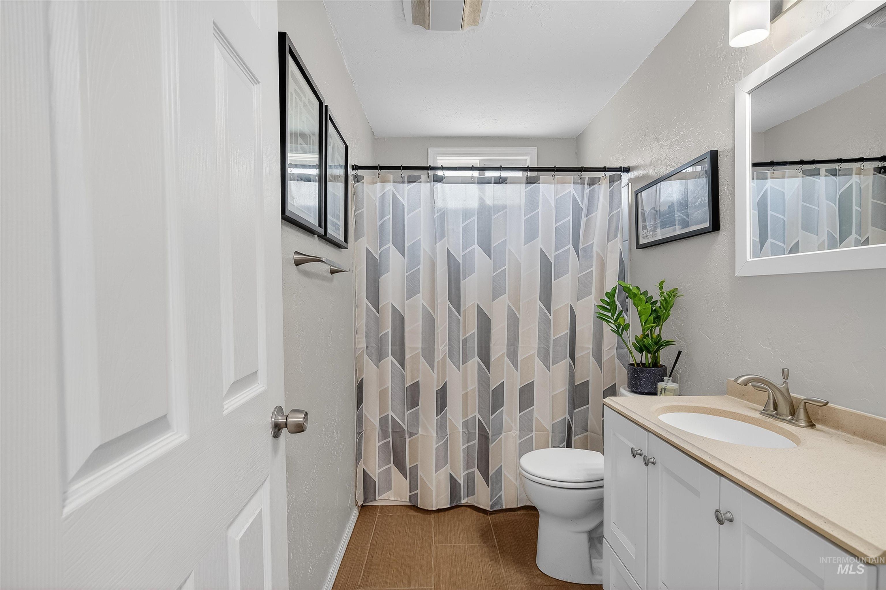 807 3rd Street Clarkston, WA 99403 - Photo 22 of 33 Bathroom with curtained shower, vanity, and a textured wall