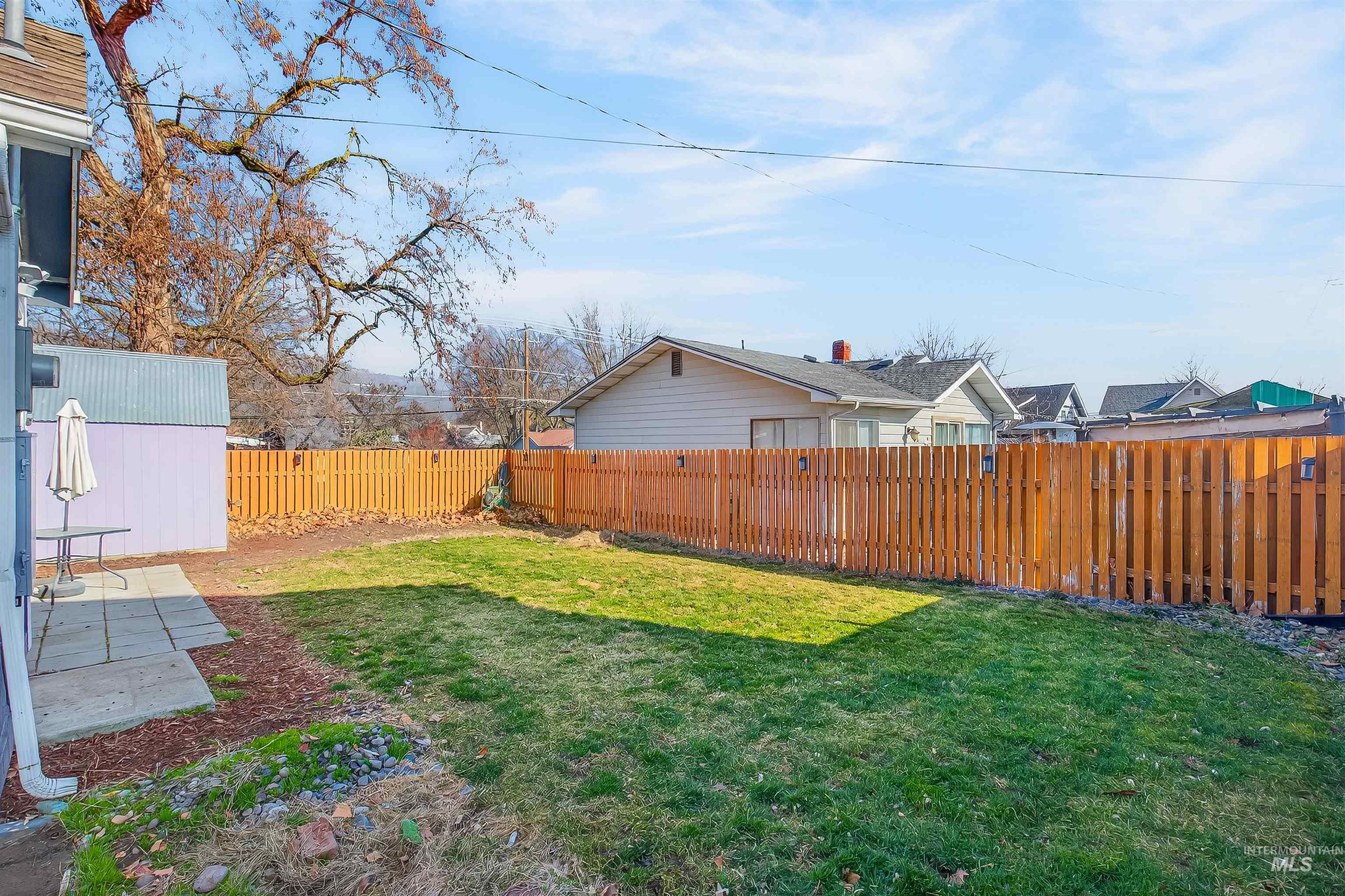 807 3rd Street Clarkston, WA 99403 - Photo 30 of 33 Fenced backyard with a residential view