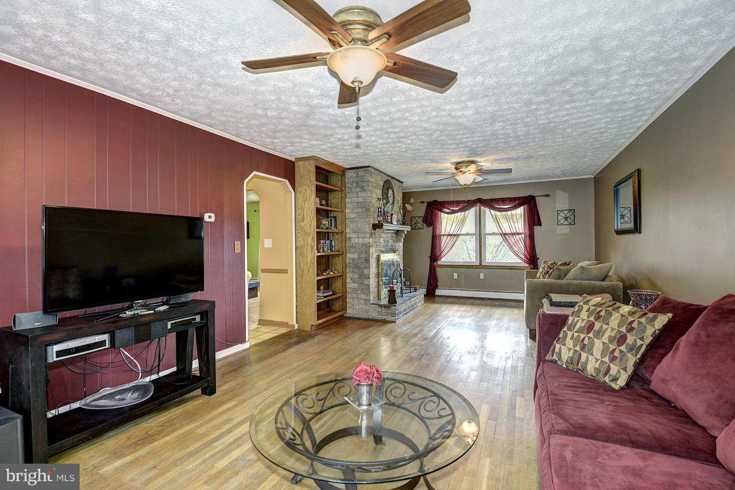 6105 Ravenwood Road Mount Airy, MD 21771 - Photo 11 of 30 Living Room