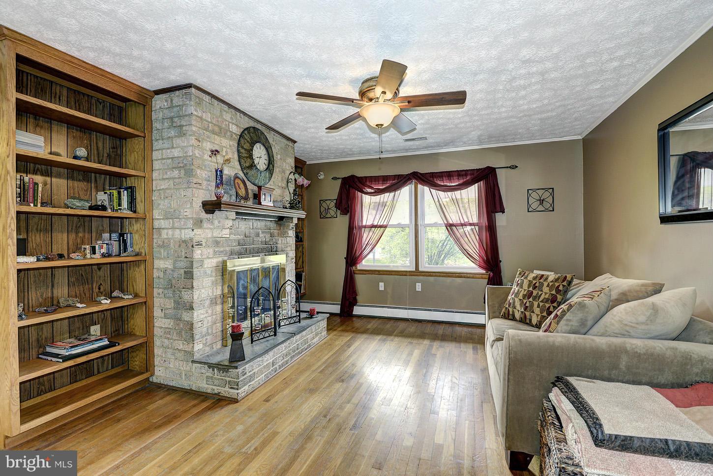 6105 Ravenwood Road Mount Airy, MD 21771 - Photo 9 of 30 Living Room