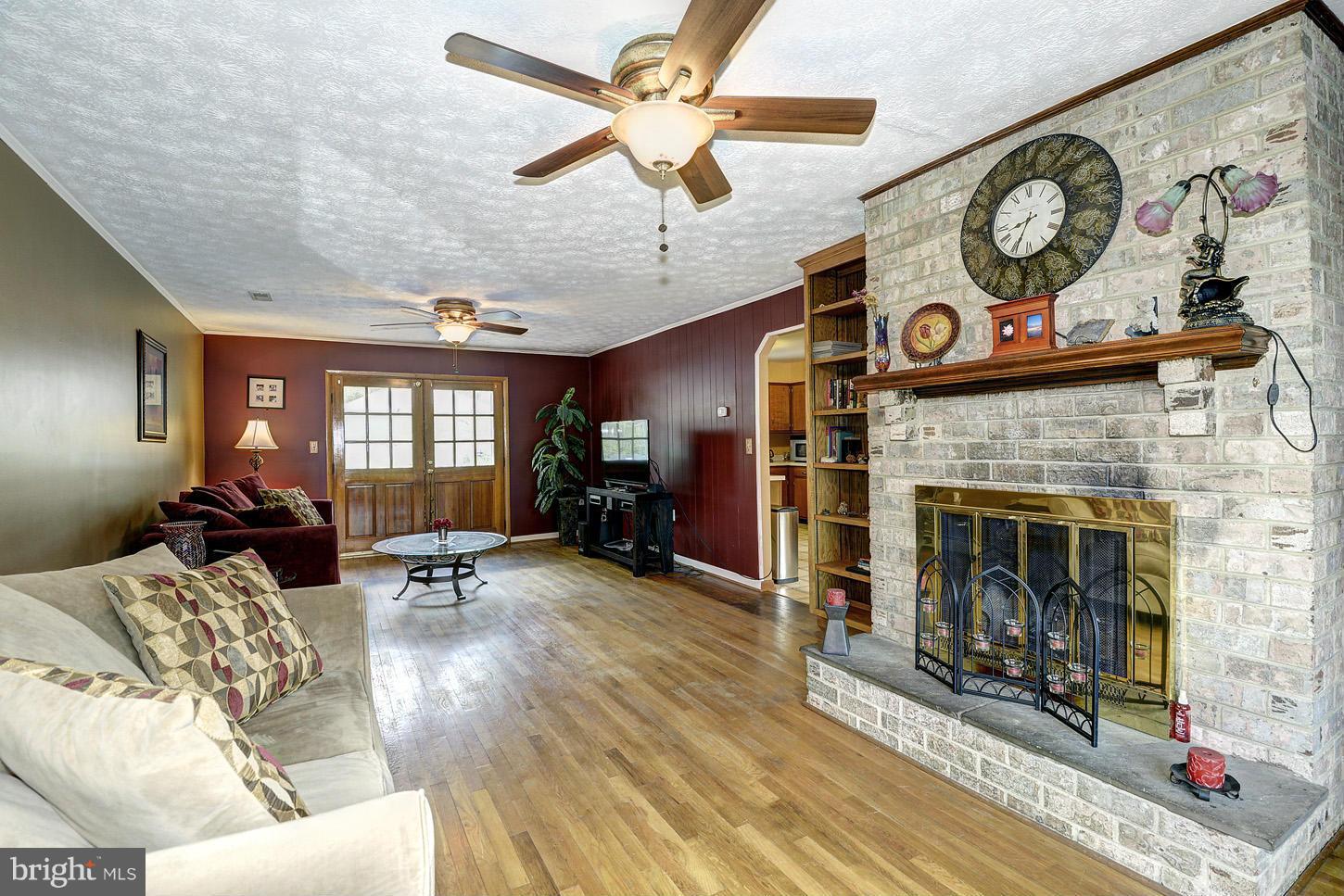 6105 Ravenwood Road Mount Airy, MD 21771 - Photo 10 of 30 Living Room
