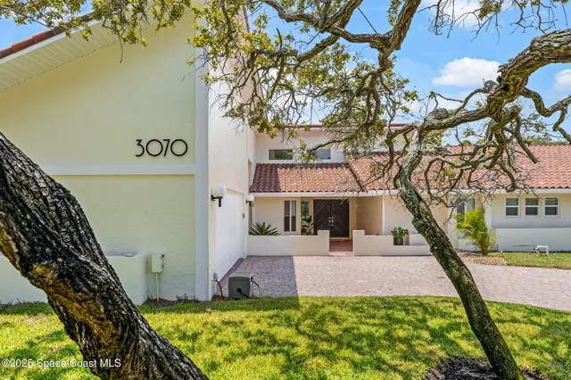 a front view of house with yard