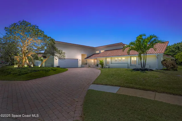 a view of a back yard