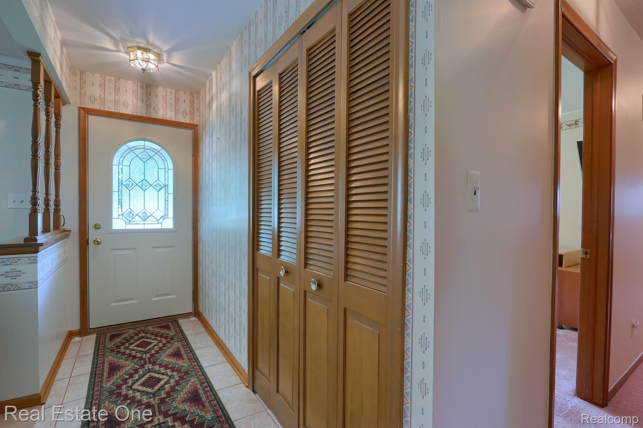 6341 Donaldson Road Troy, MI 48085 - Photo 9 of 42 Front door w/stained glass bevel!