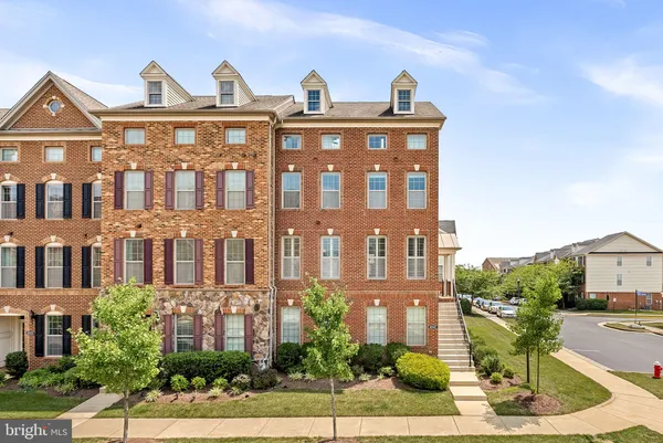$845,000 | 43117 Shore Square, Ashburn, VA 20148