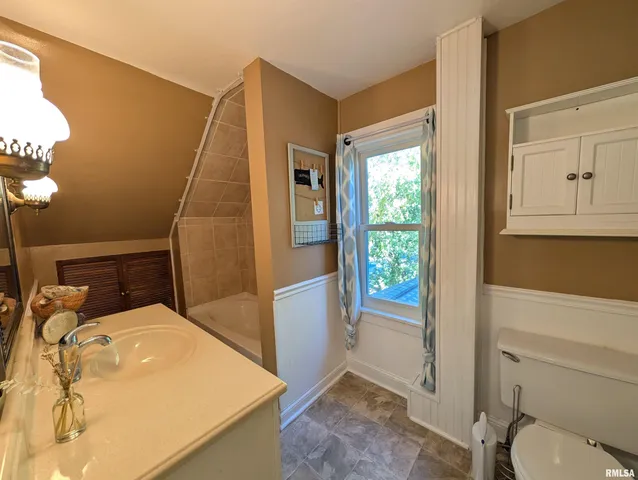 $174,900 | 1589 West Water Street, Galesburg, IL 61401