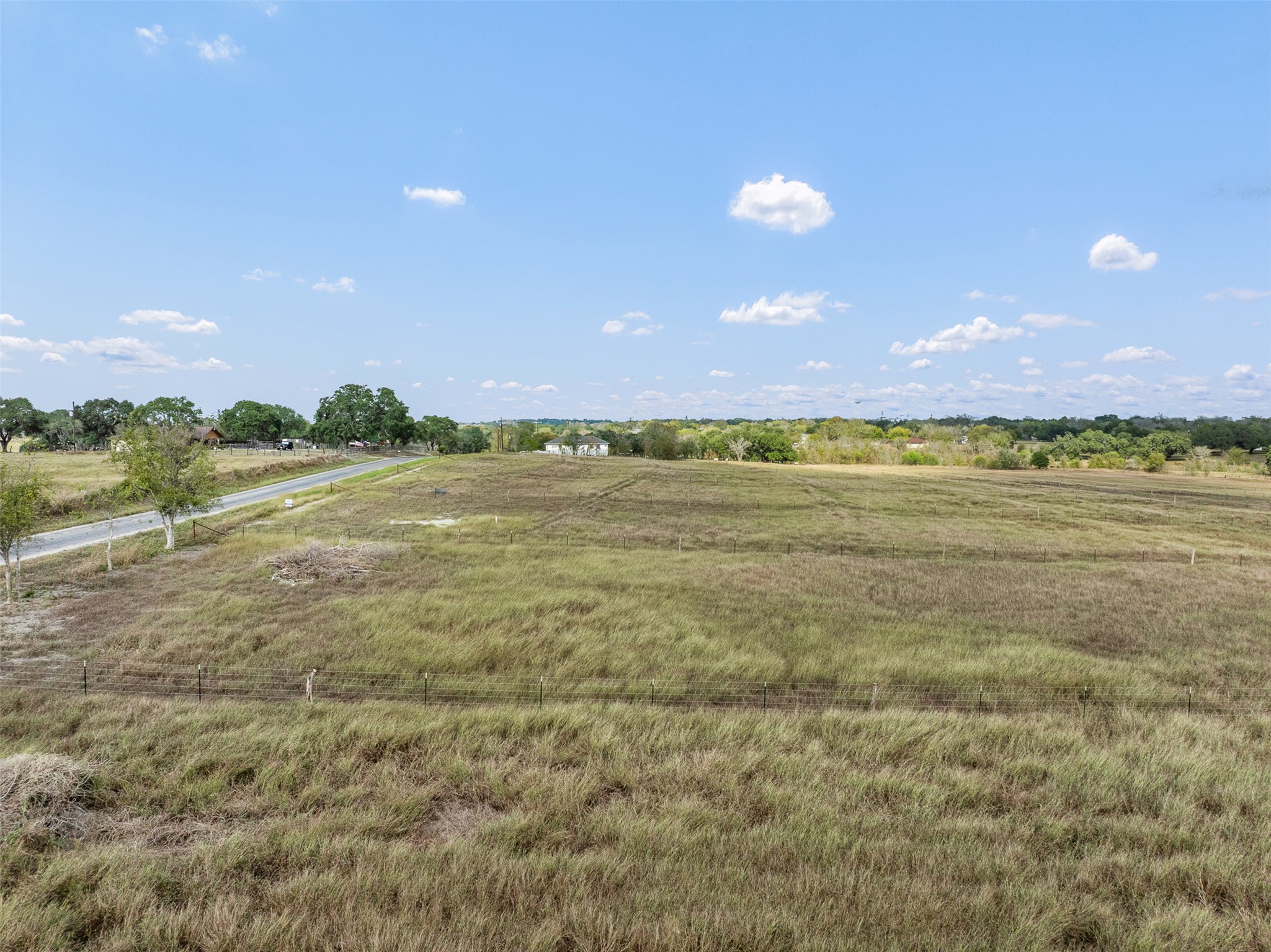 2 County Road 291 Shiner, TX 77984 - Photo 5 of 9 a view of an ocean and a yard