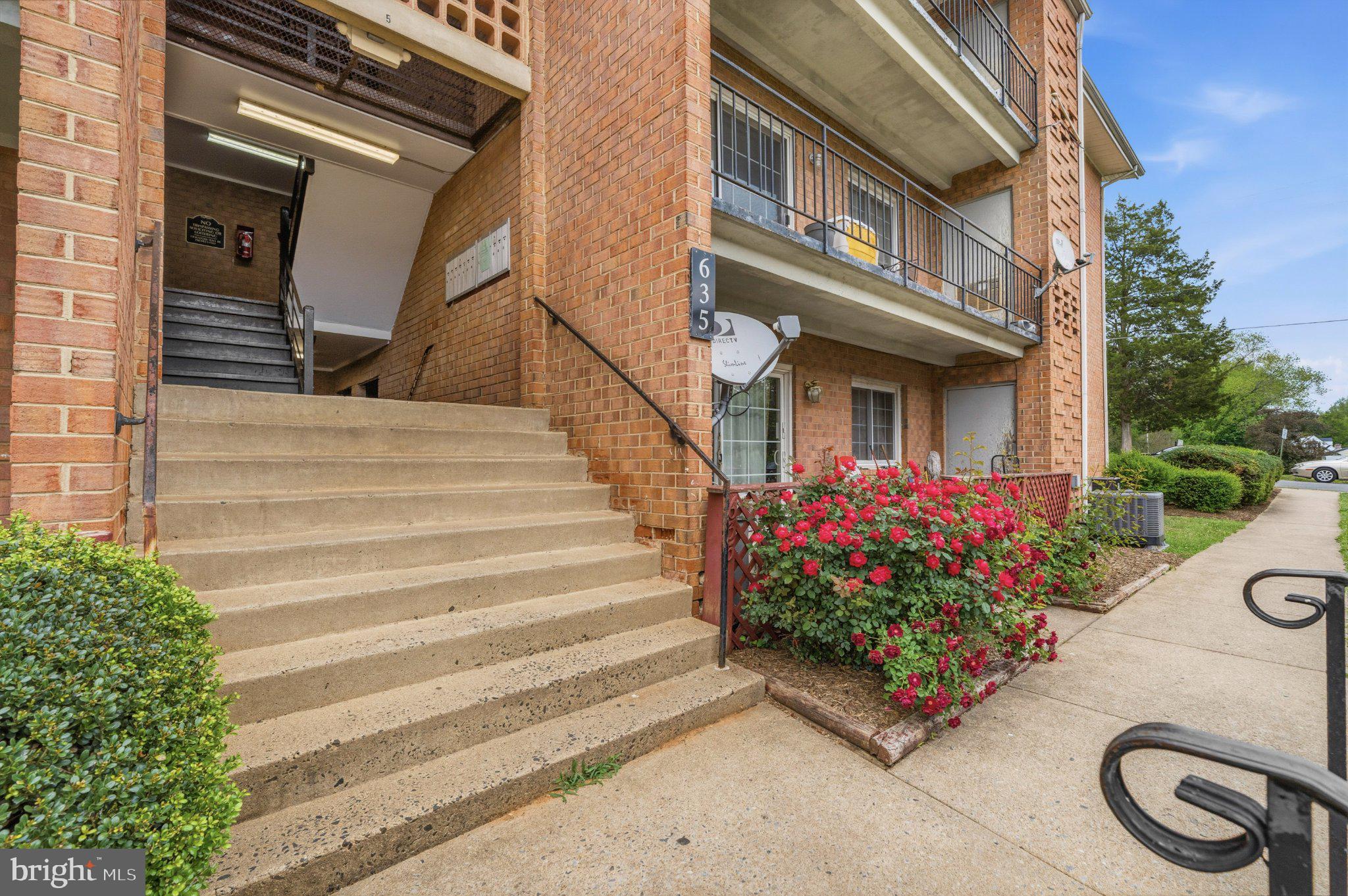 635 Waterloo Road, Unit 222 Warrenton, VA 20186 - Photo 7 of 28 a front view of a house with a garden