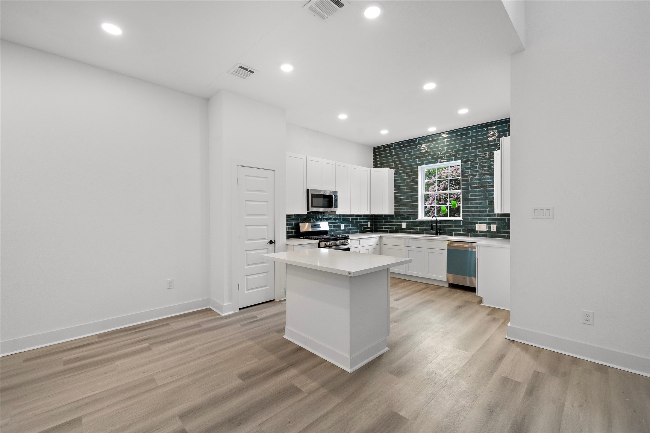 5604 Mulvey Street Houston, TX 77020 - Photo 12 of 29 Kitchen (Sans Furniture)