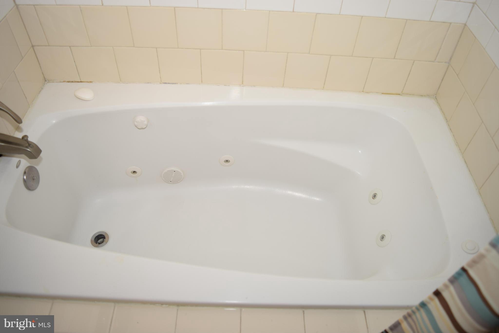 4775 Byron Road Baltimore, MD 21244 - Photo 16 of 29 a bathroom with a bathtub