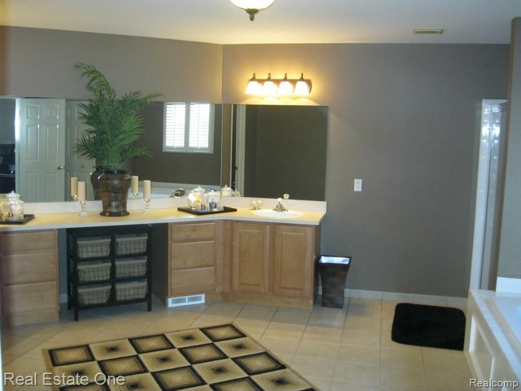4245 Derry Court Rochester, MI 48306 - Photo 26 of 39 Master Bath