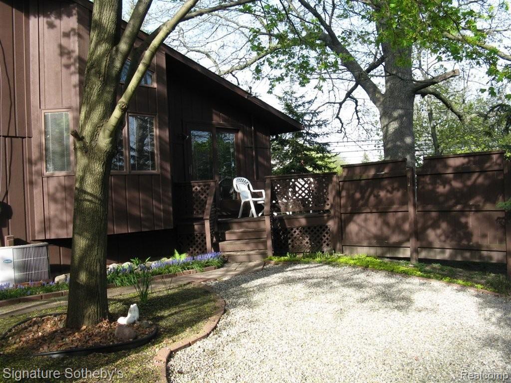 807 1st Street Rochester, MI 48307 - Photo 11 of 11 Back Yard with Deck