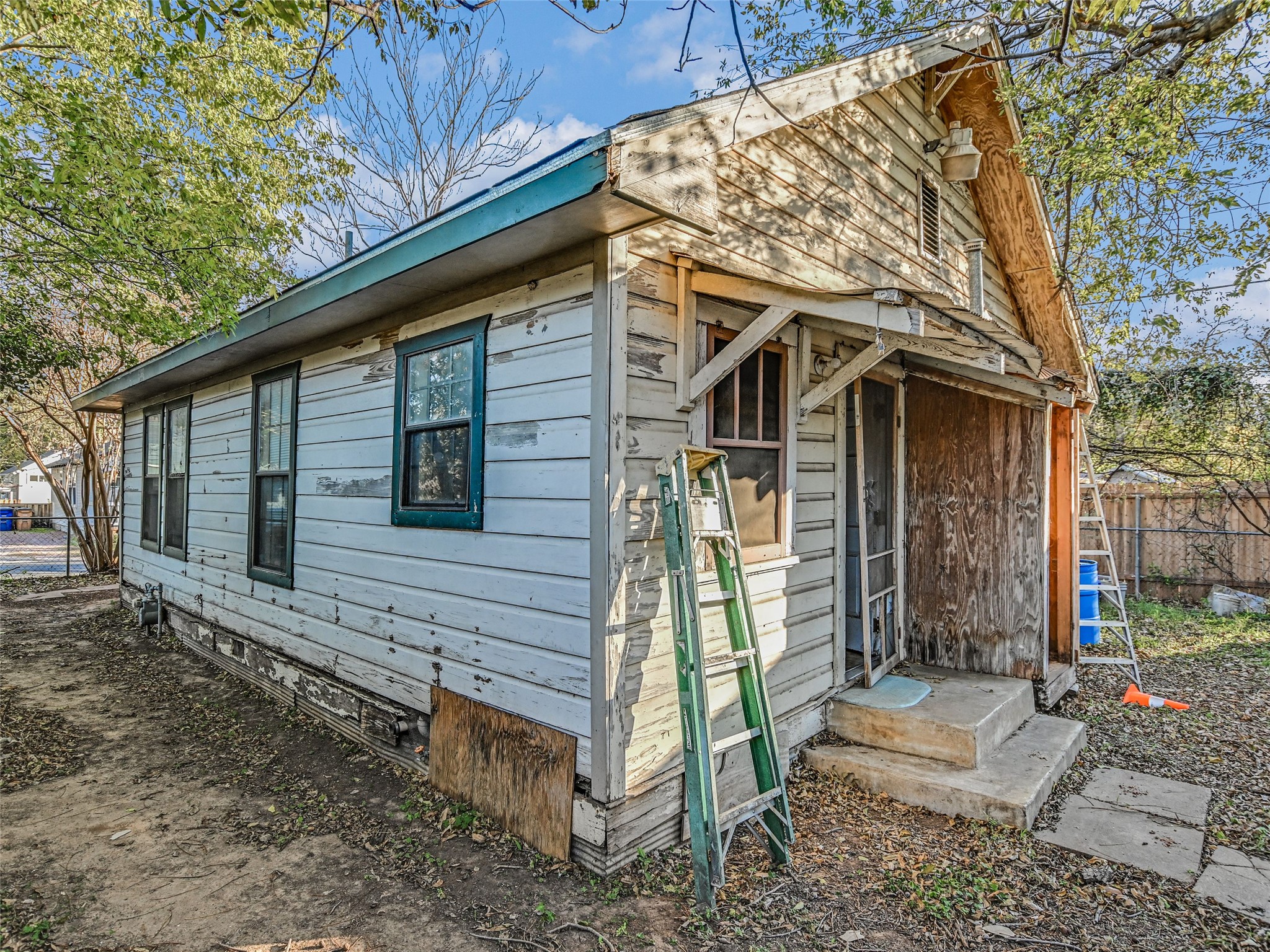 66 Cross Street Austin, TX 78702 - Photo 16 of 20 a front view of a house with garden