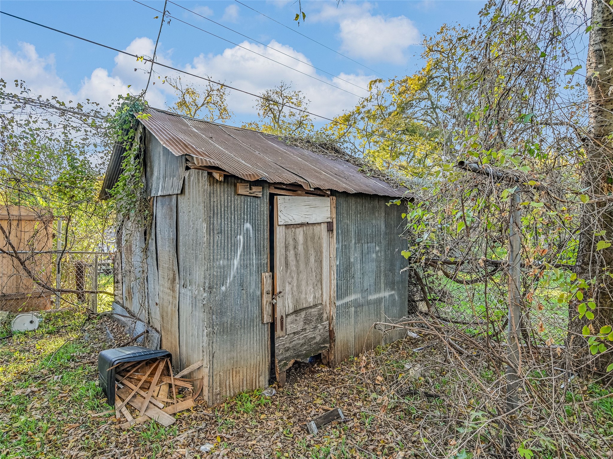 66 Cross Street Austin, TX 78702 - Photo 20 of 20 a backyard of a house with table and chairs