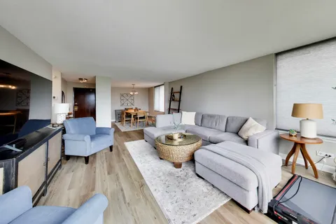 $245,500 | 2000 St Regis Drive, Unit 7N, Lombard, IL 60148