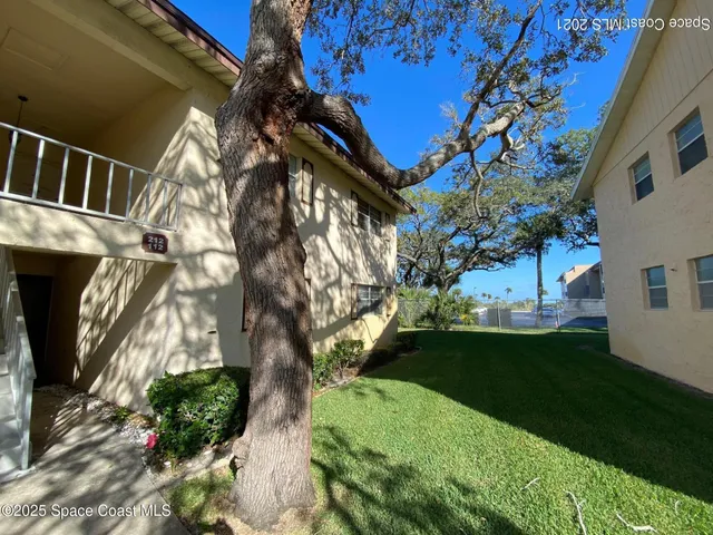 a view of an outdoor space with backyard