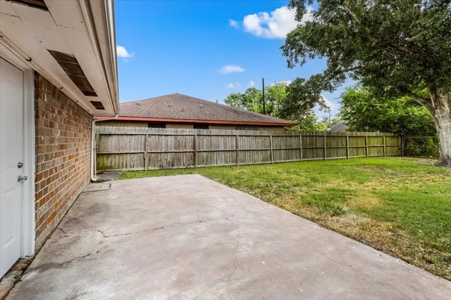 a view of backyard with a garden and trees