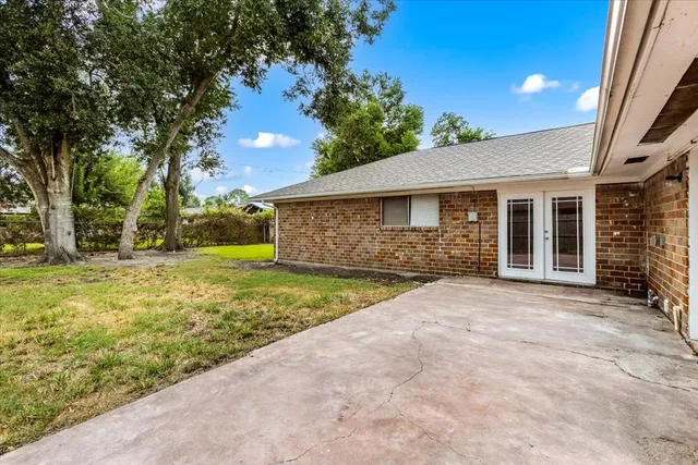 a front view of house with yard