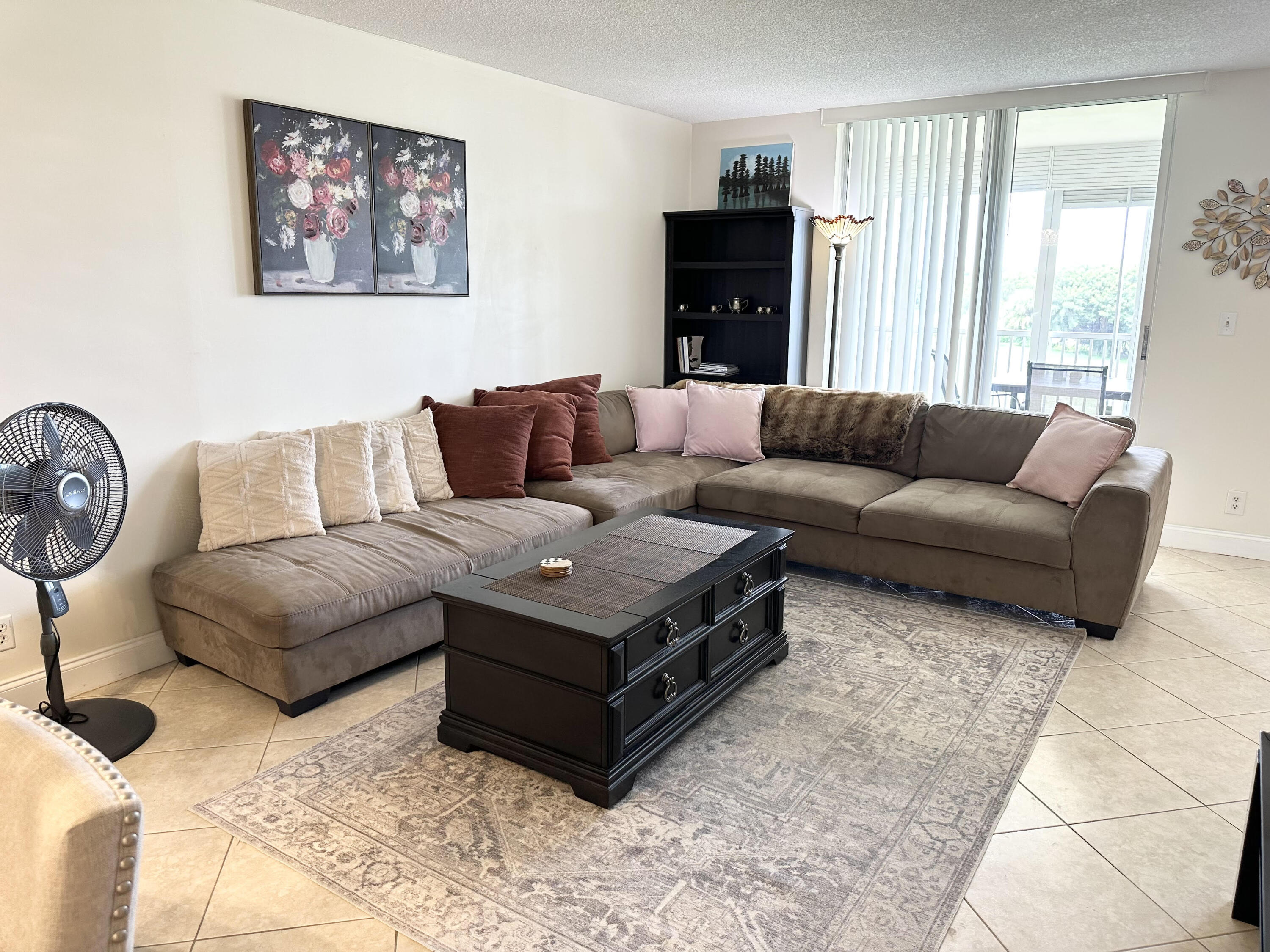 6161 Northwest 2nd Avenue, Unit 420 Boca Raton, FL 33487 - Photo 11 of 28 Living Room