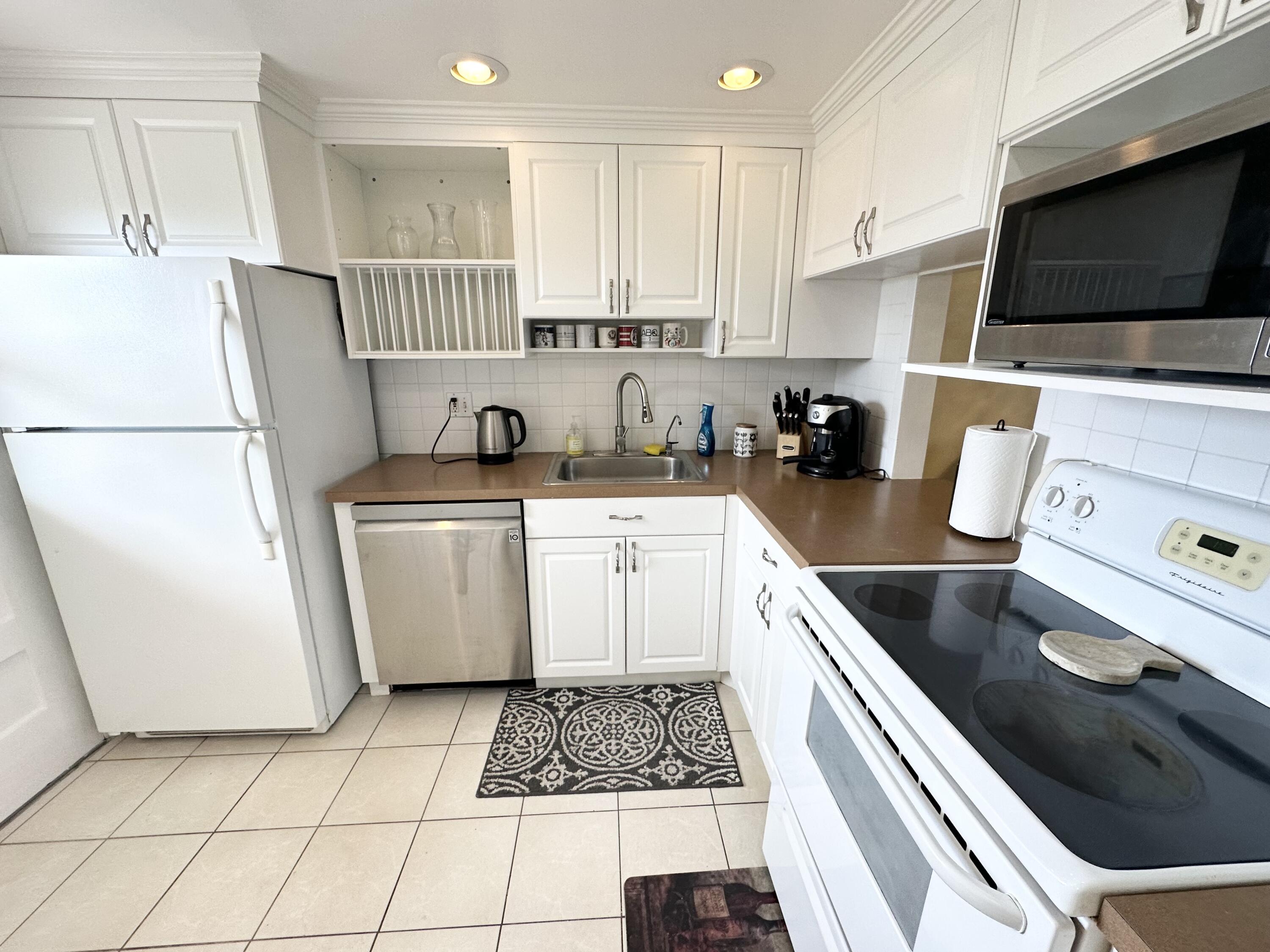 6161 Northwest 2nd Avenue, Unit 420 Boca Raton, FL 33487 - Photo 2 of 28 Kitchen