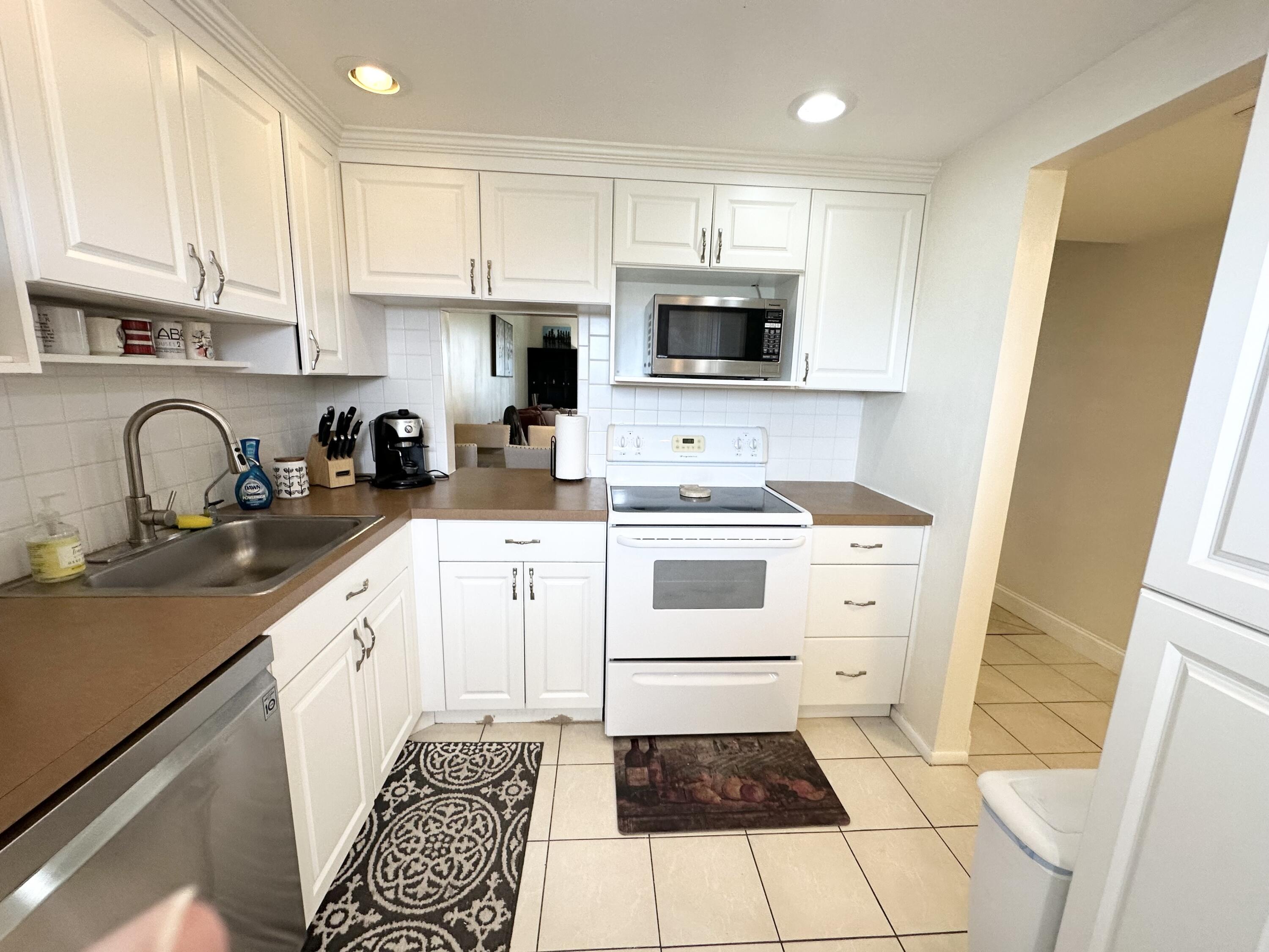 6161 Northwest 2nd Avenue, Unit 420 Boca Raton, FL 33487 - Photo 3 of 28 Kitchen #2