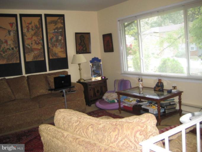 13823 Delaney Road Woodbridge, VA 22193 - Photo 2 of 28 Living Room