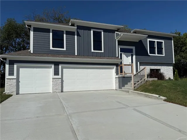 $389,000 | 1328 North Holland Drive, Independence, MO 64056