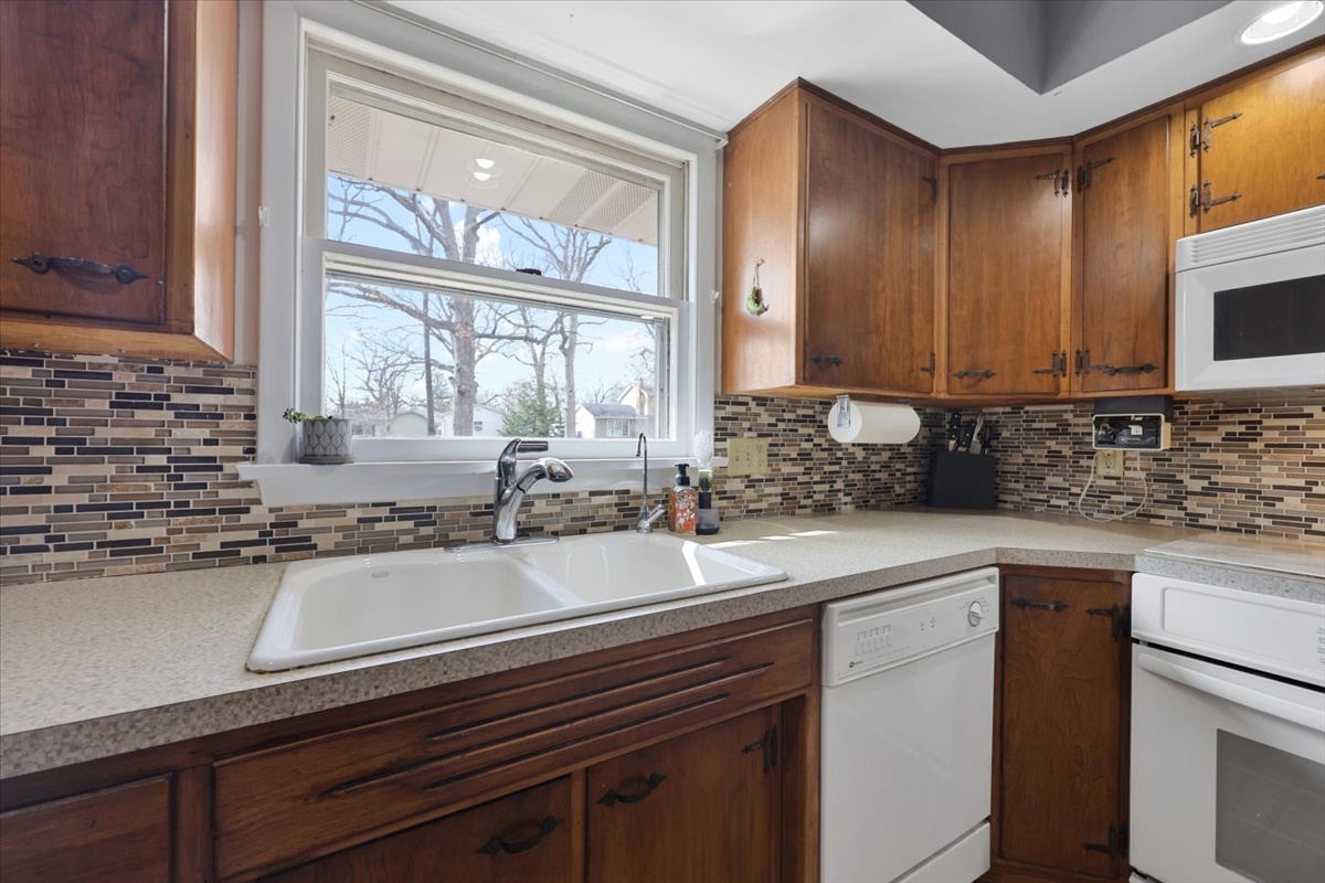 3323 Dell Oak Drive Decatur, IL 62526 - Photo 11 of 32 a kitchen with a sink and cabinets