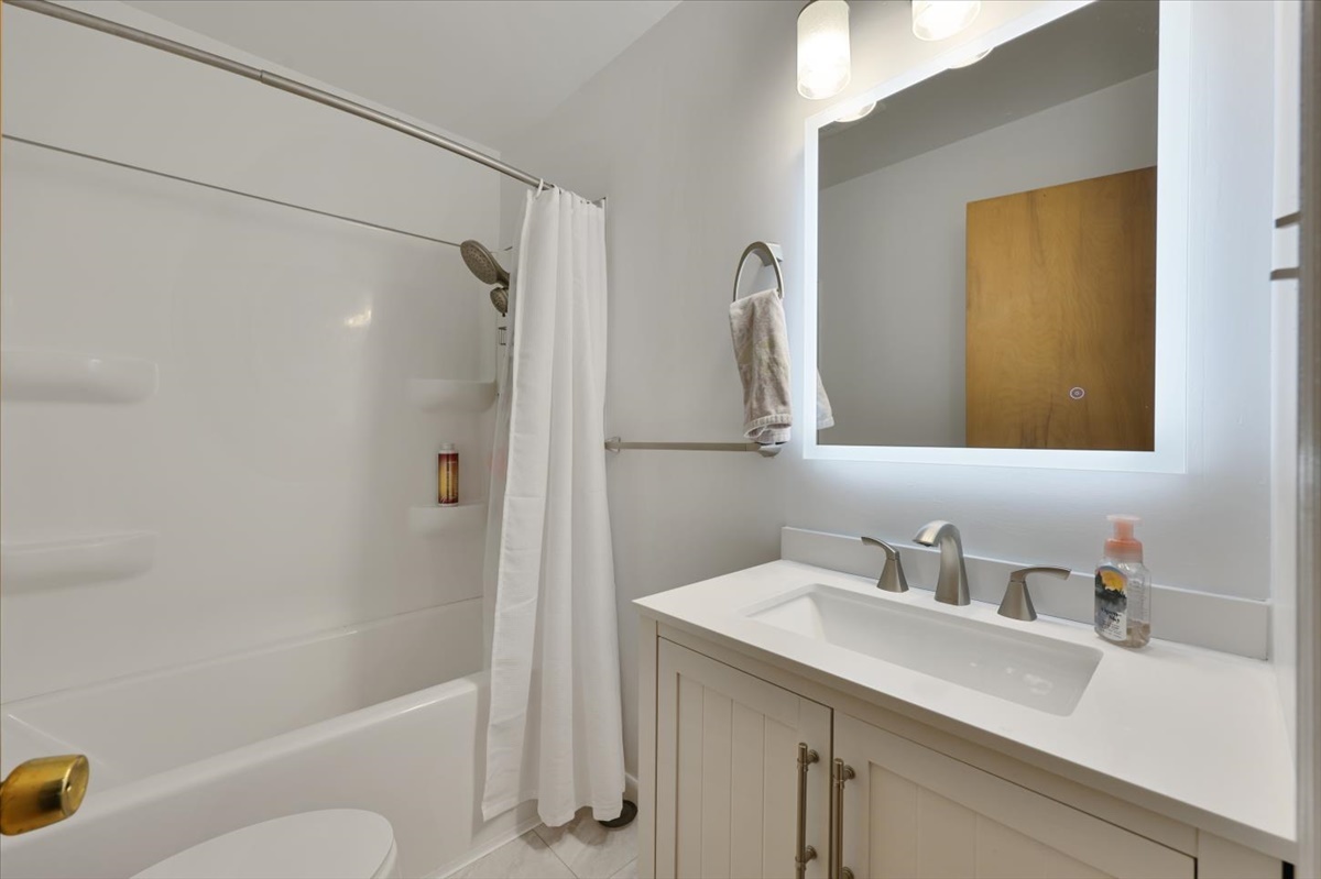 3323 Dell Oak Drive Decatur, IL 62526 - Photo 17 of 32 a bathroom with a sink and a mirror