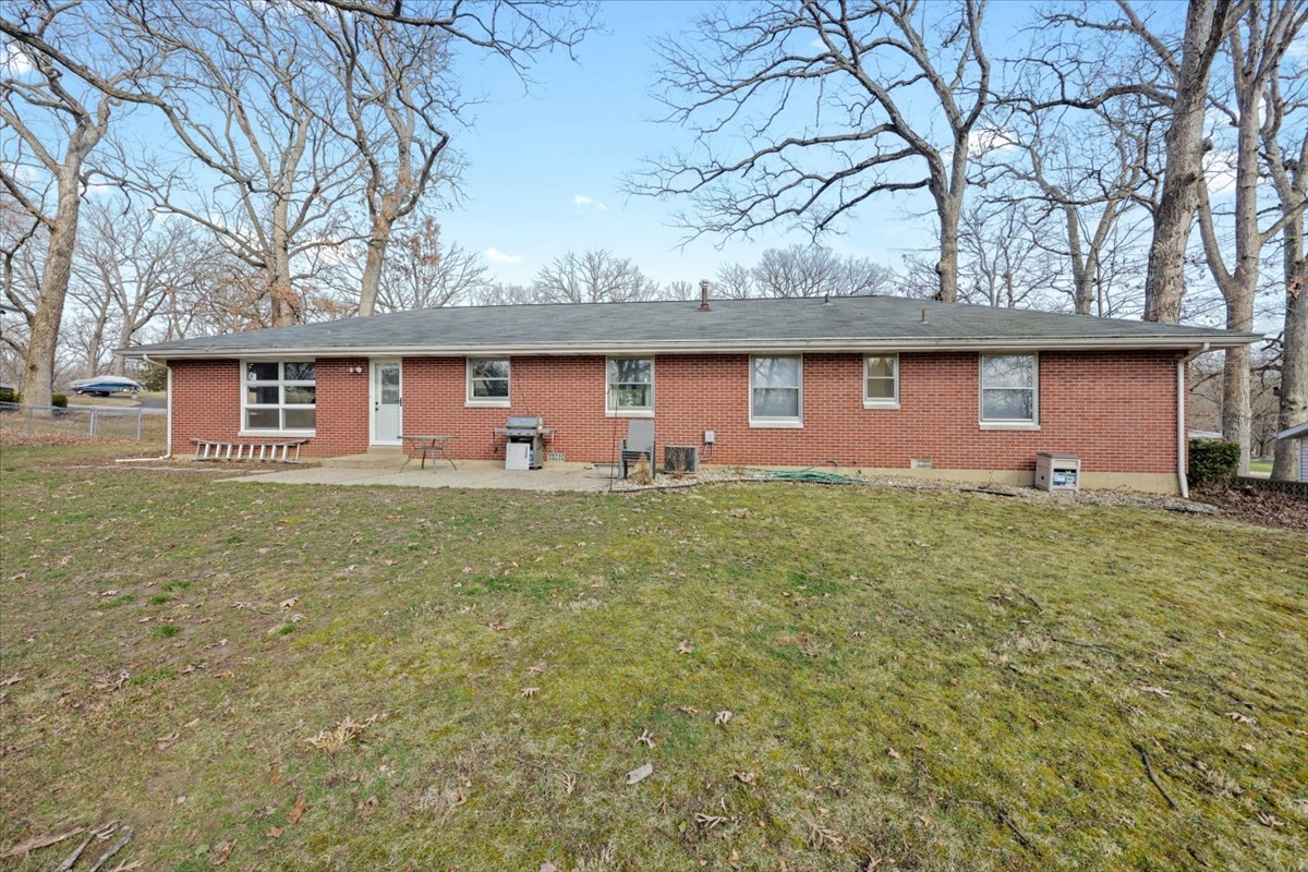 3323 Dell Oak Drive Decatur, IL 62526 - Photo 26 of 32 a front view of a house with garden