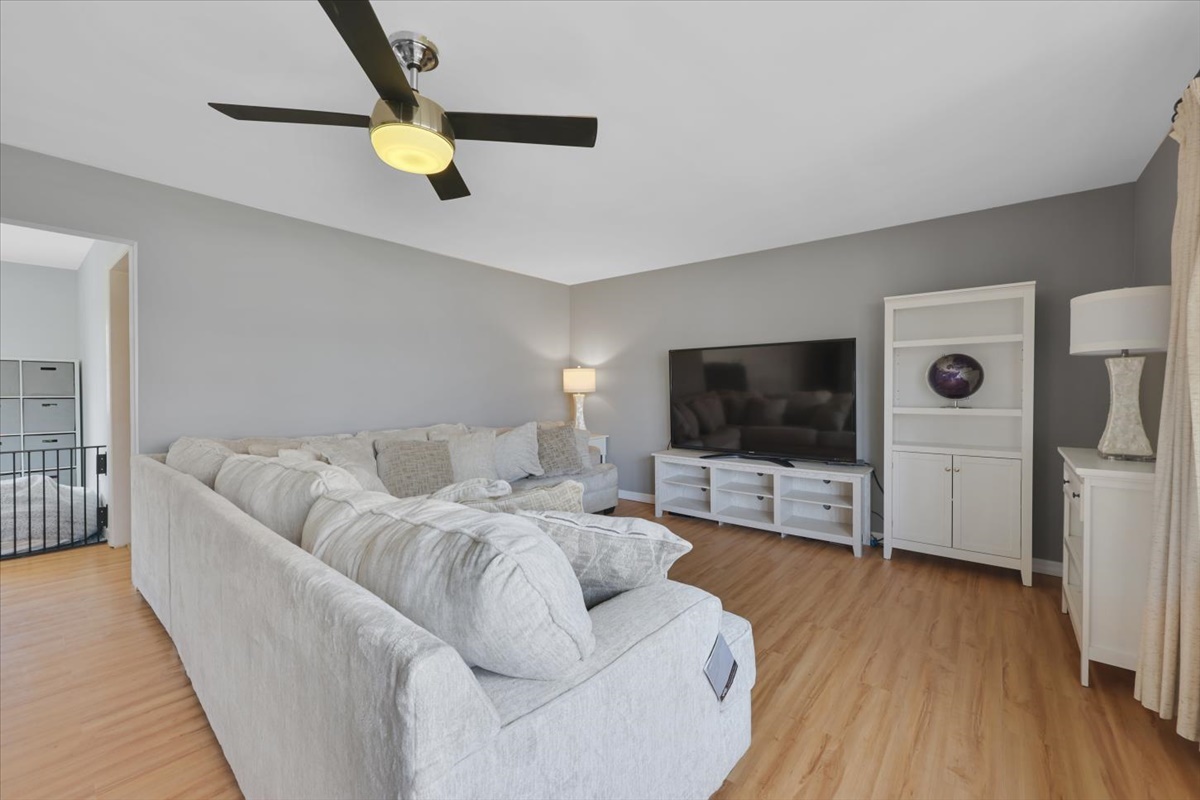 3323 Dell Oak Drive Decatur, IL 62526 - Photo 5 of 32 a living room with furniture and a flat screen tv