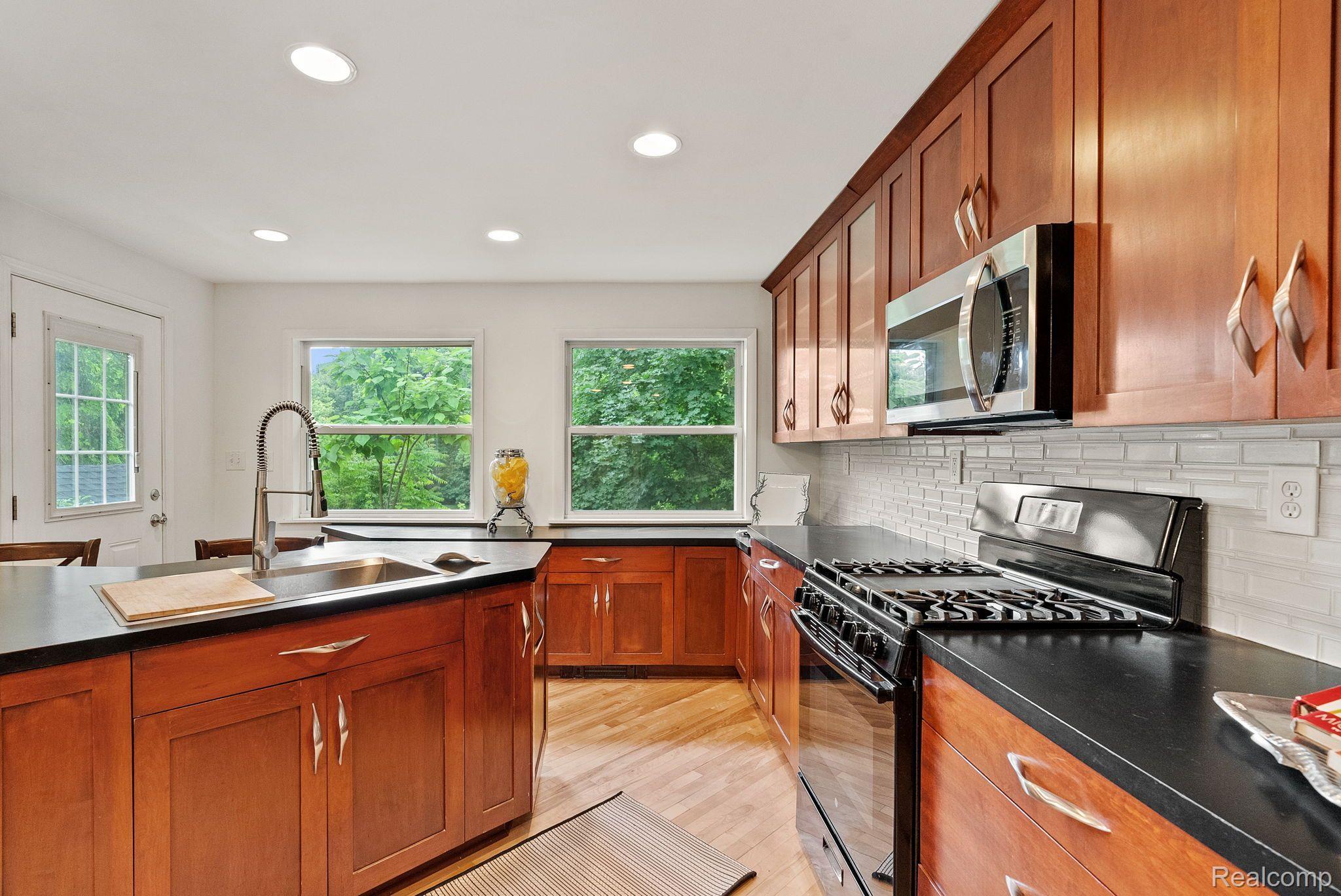 1696 Rochester Road Leonard, MI 48367 - Photo 14 of 42 Gallery Image 14