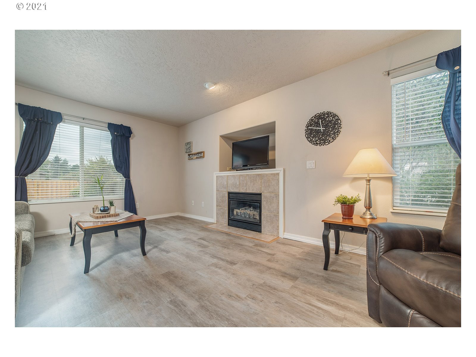 677 Northeast Anderson Road Gresham, OR 97030 - Photo 6 of 32 Gallery Image 6