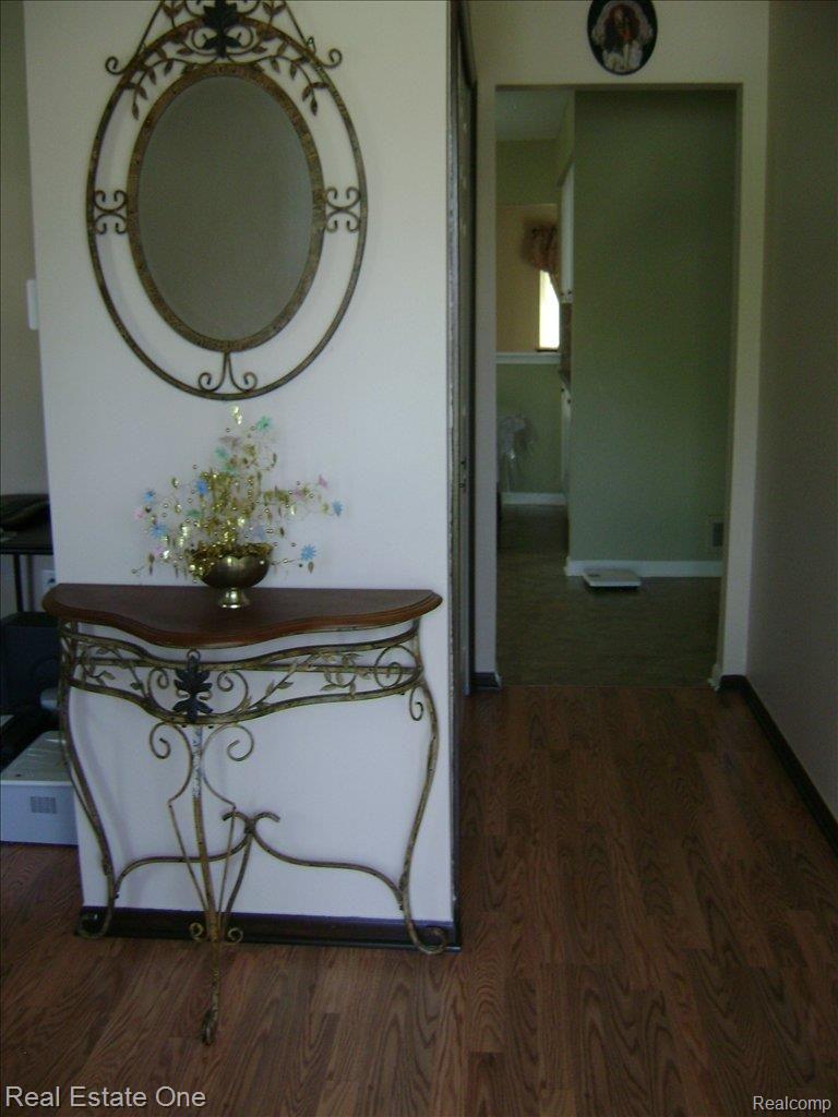 2826 Continental Drive Troy, MI 48083 - Photo 2 of 20 Foyer/Hallway