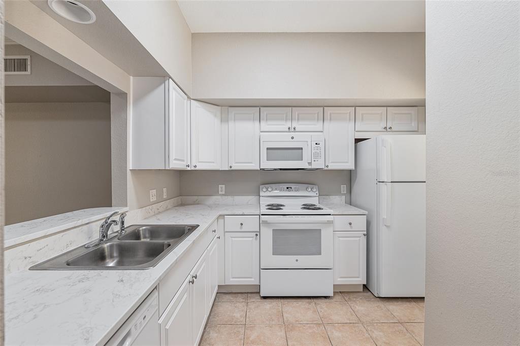 9177 Southwest 52nd Road, Unit 102 Gainesville, FL 32608 - Photo 3 of 35