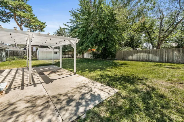 a view of a backyard