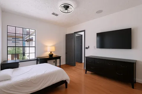 $725,000 | 1425 Nantucket Drive, Unit D, Houston, TX 77057