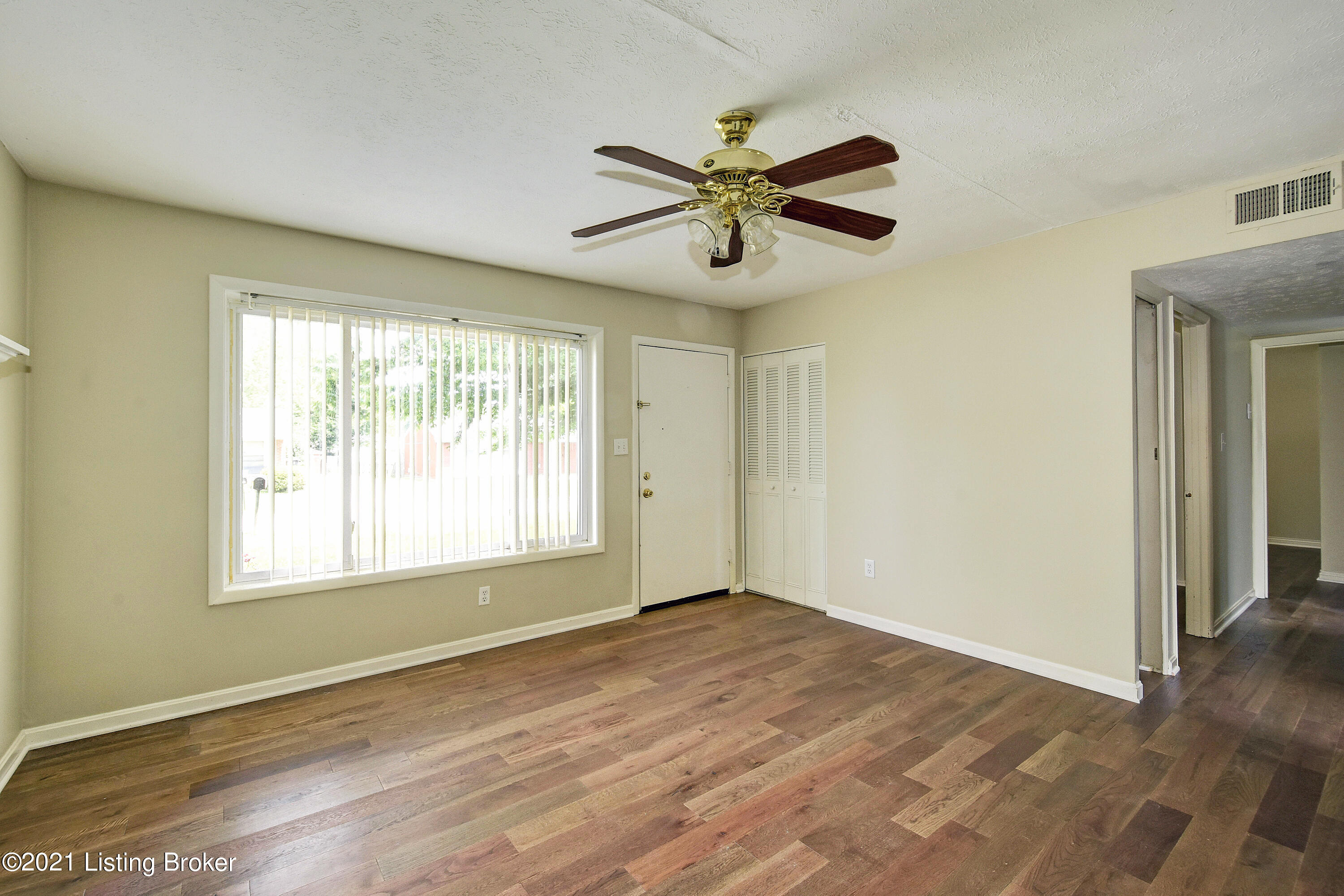 289 Dale Road Louisville, KY 40229 - Photo 4 of 25 Living Room