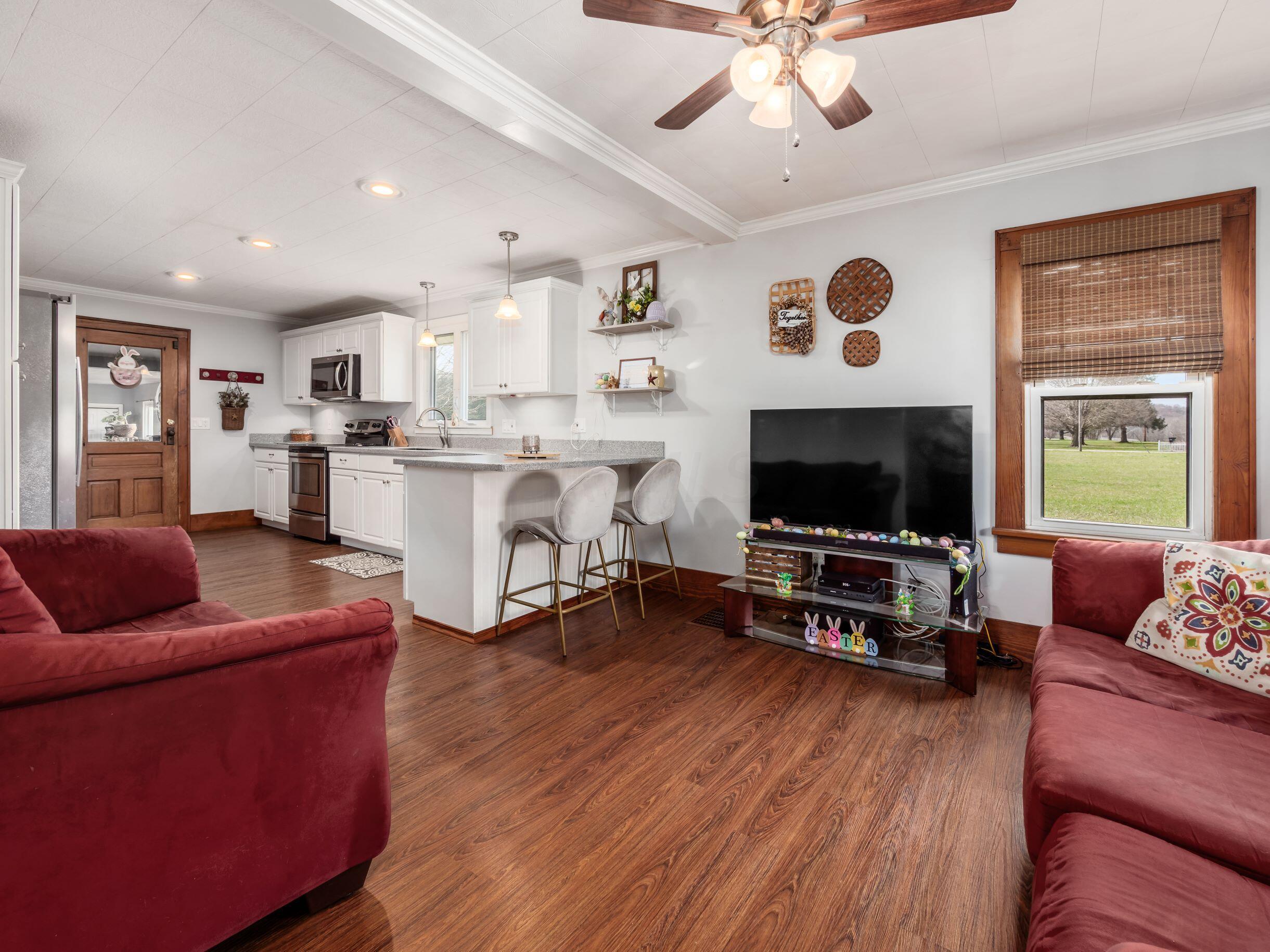 18180 Claypool Road Newark, OH 43056 - Photo 9 of 30 front room