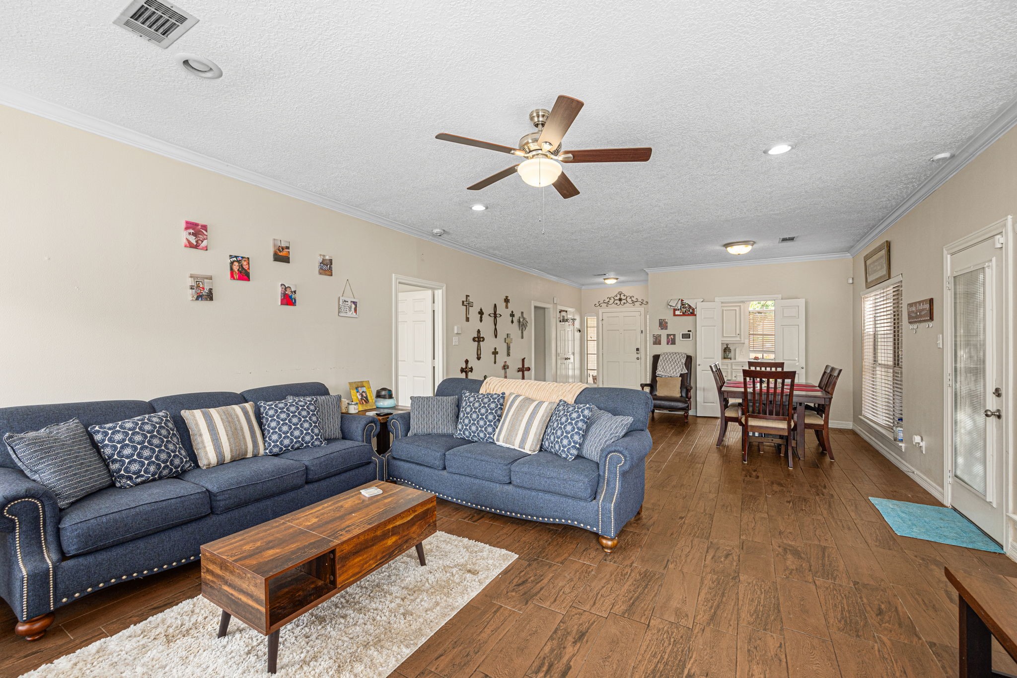 7202 North Fawn River Circle Spring, TX 77379 - Photo 10 of 22 a living room with furniture and kitchen view