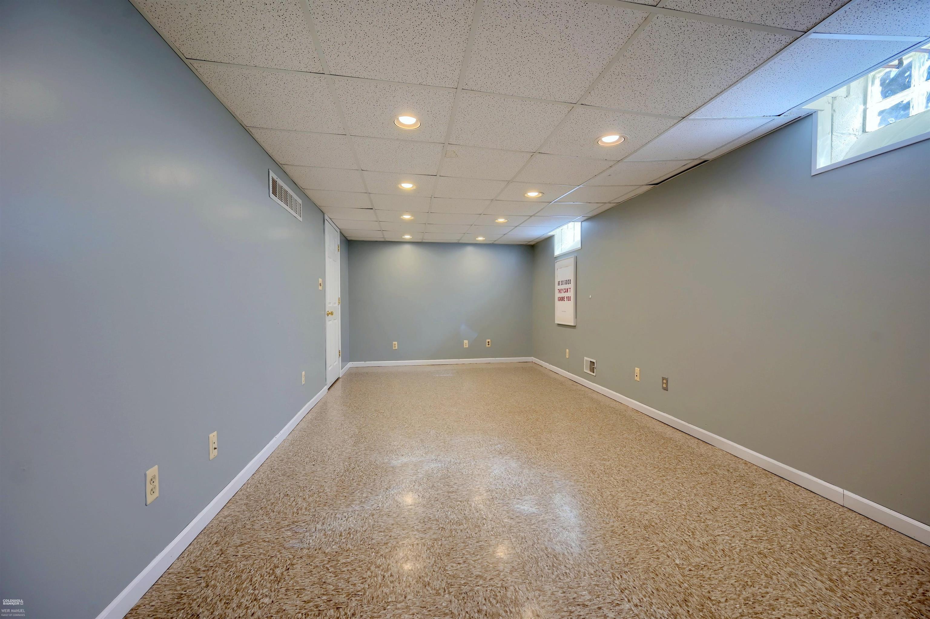 1496 Roslyn Road Grosse Pointe Woods, MI 48236 - Photo 28 of 36
