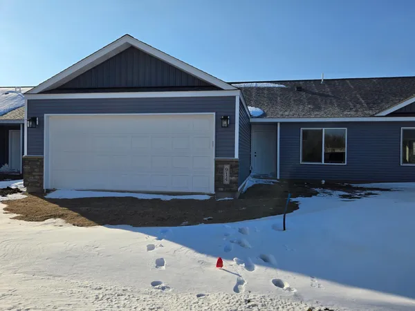 $279,900 | 914 Katelyn Circle, Montgomery, MN 56069