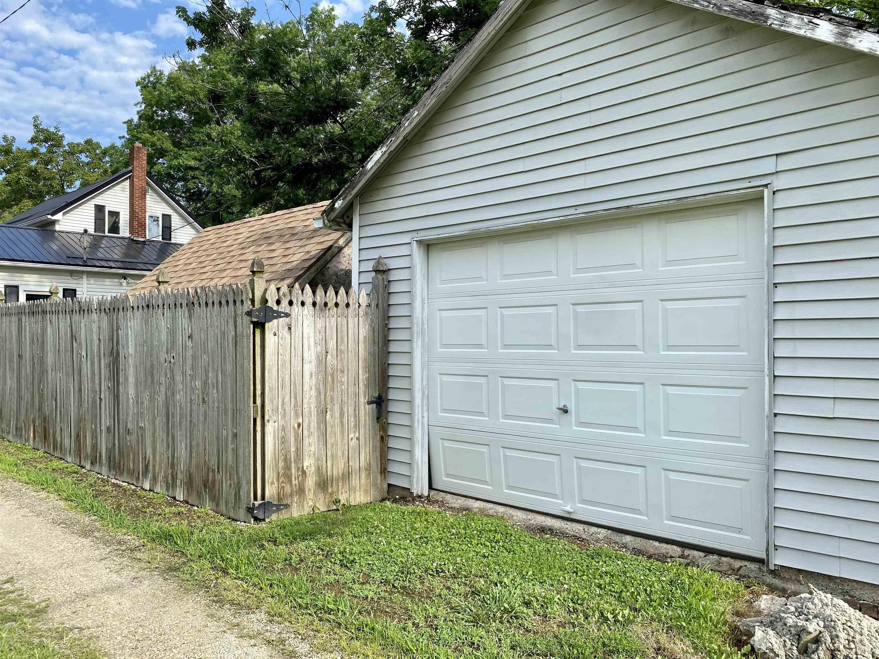 855 Sprunger Street Berne, IN 46711 - Photo 3 of 19