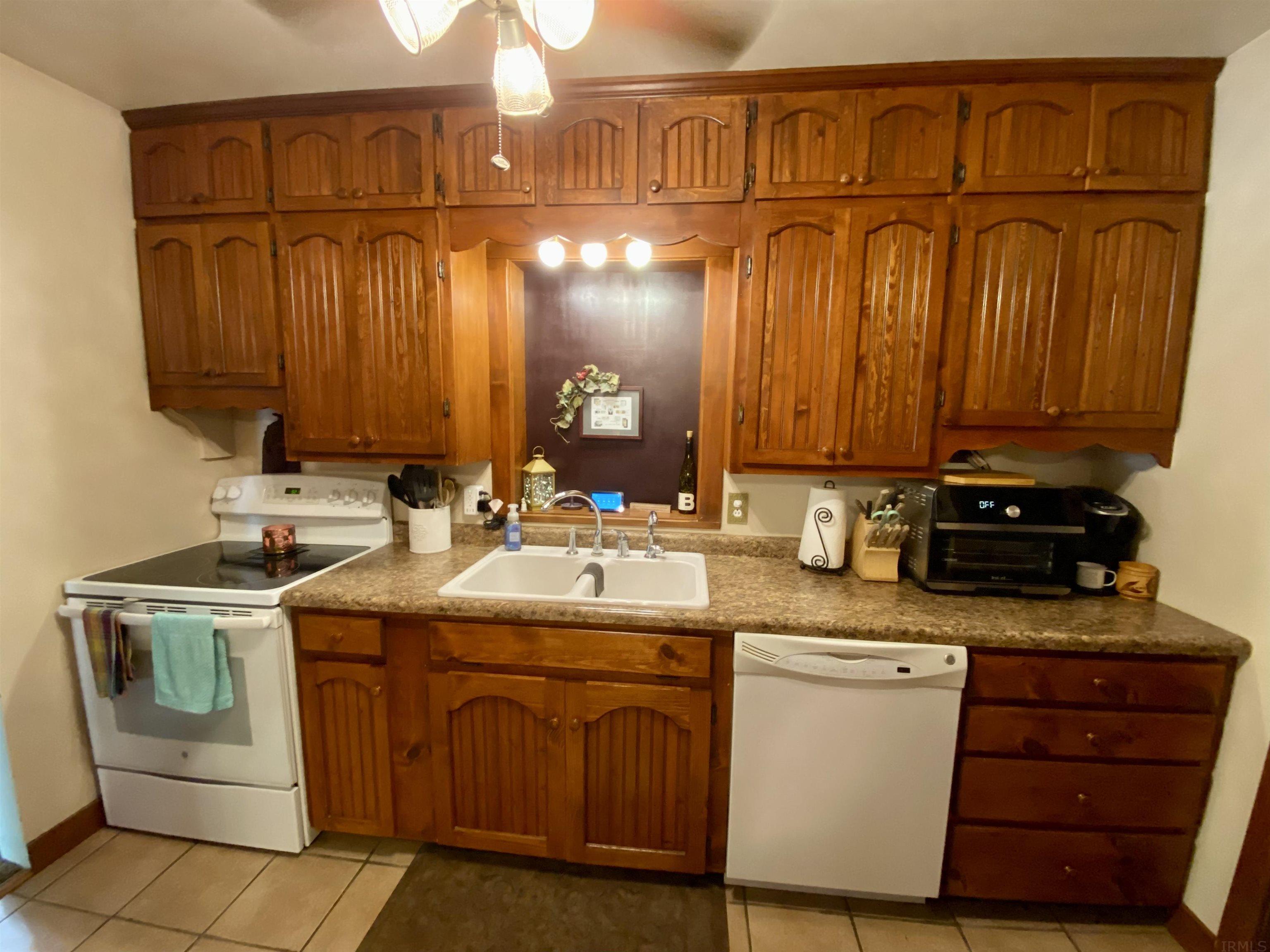 855 Sprunger Street Berne, IN 46711 - Photo 4 of 19