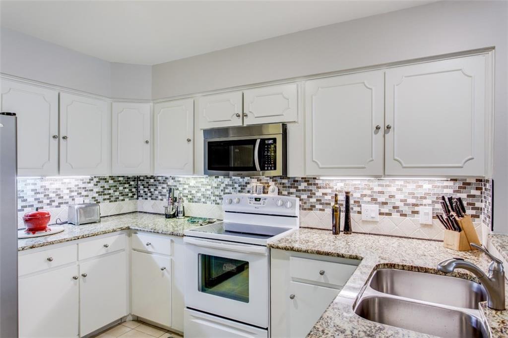 6357 Diamond Head Circle, Unit B Dallas, TX 75225 - Photo 11 of 23 Kitchen