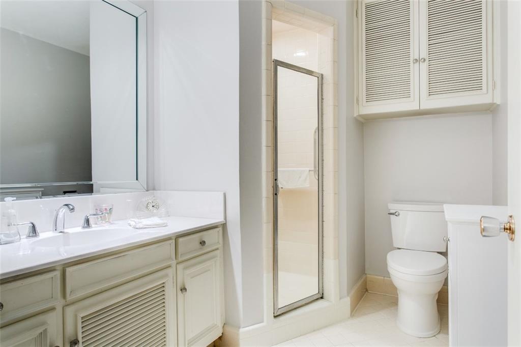 6357 Diamond Head Circle, Unit B Dallas, TX 75225 - Photo 20 of 23 Hall Bath