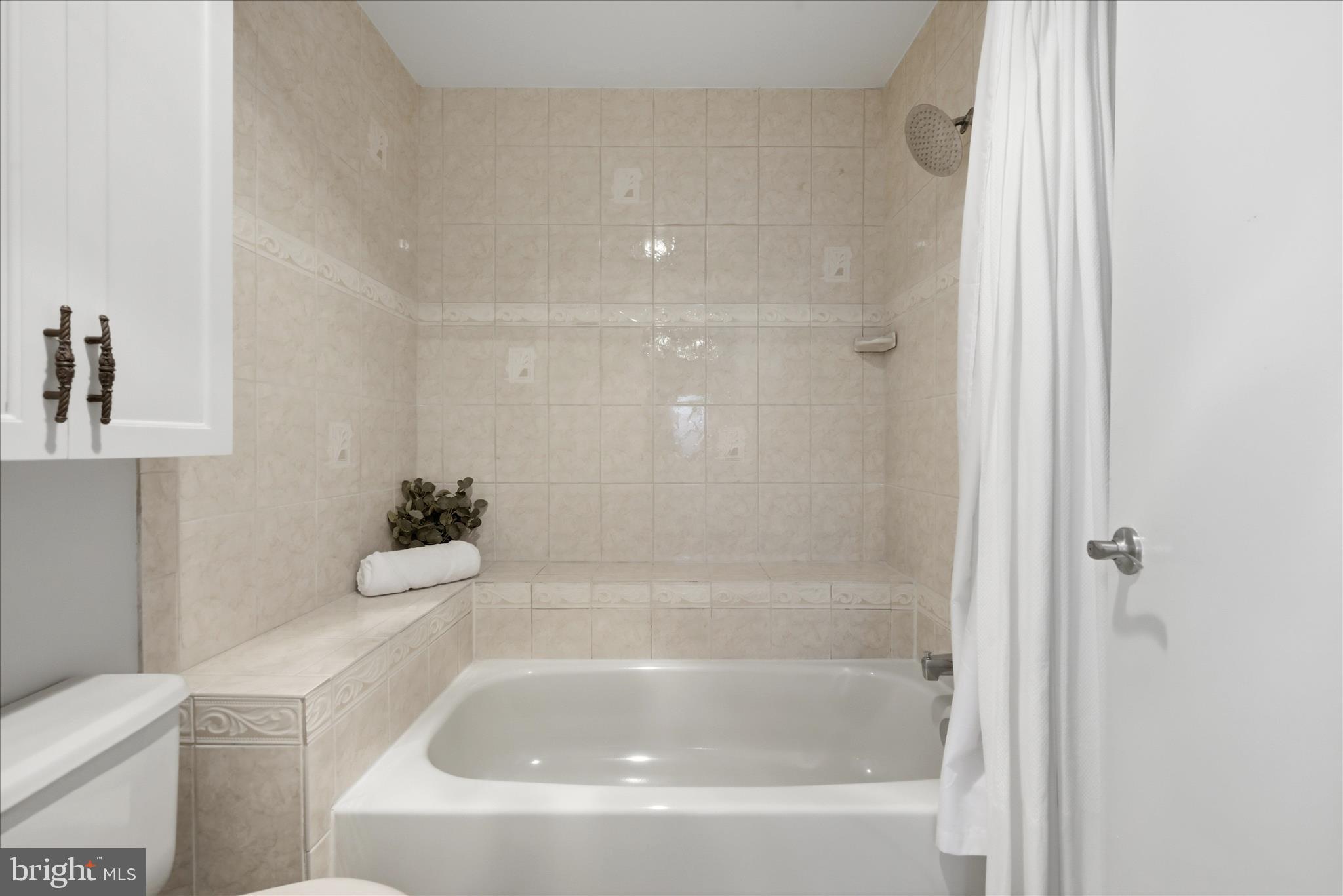 1907 Villaridge Drive Reston, VA 20191 - Photo 13 of 32 a bathroom with a bathtub