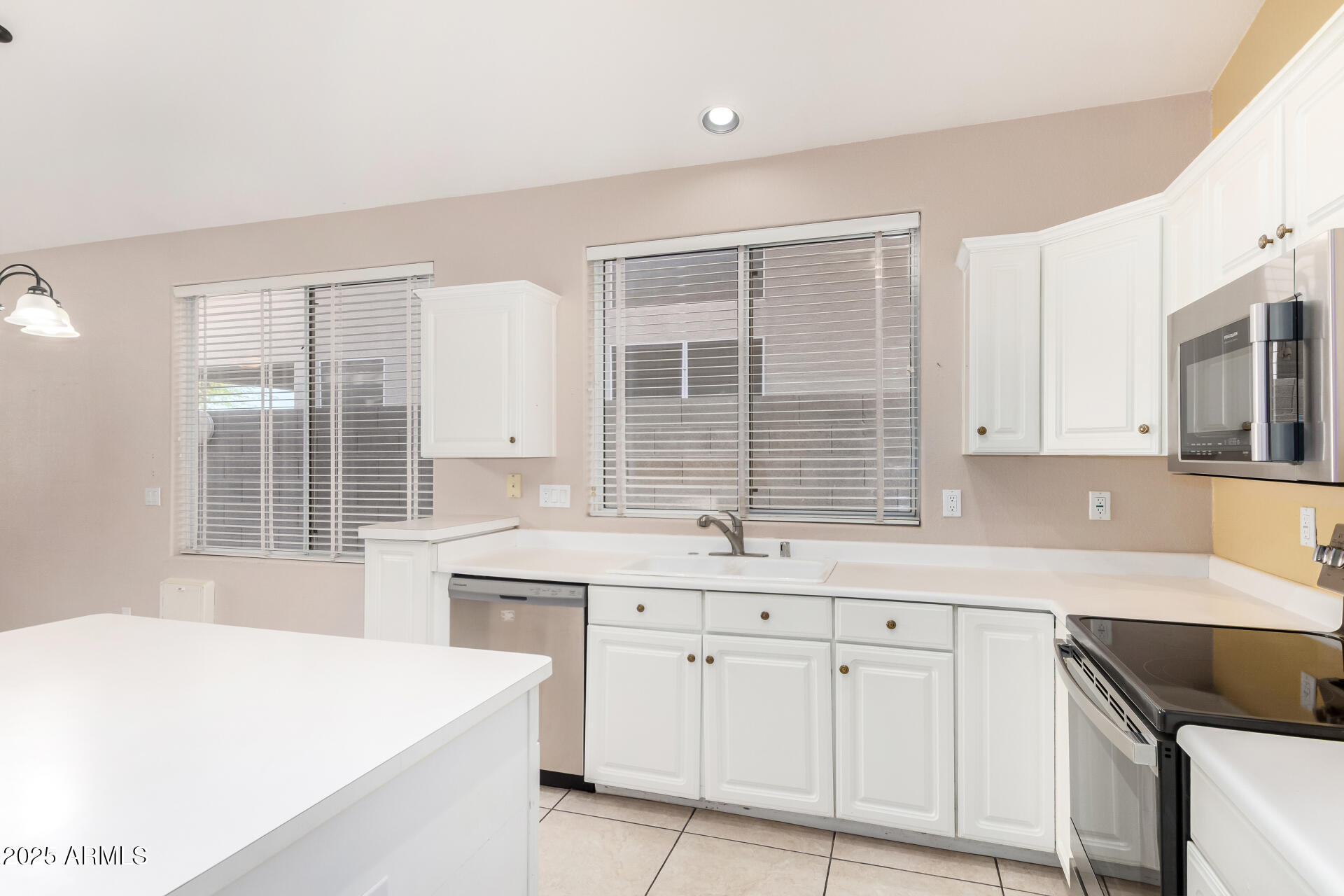 1402 East Shannon Street Chandler, AZ 85225 - Photo 12 of 35 Kitchen